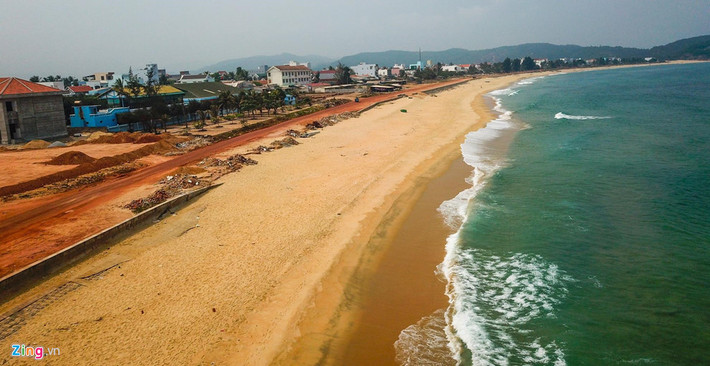 Kè biển 80 tỷ Tam Quan ở huyện Hoài Nhơn (Bình Định) dài gần 2,4 km có tổng vốn đầu tư gần 80 tỷ đồng hoàn thành vào tháng 9/2016. Cuối năm 2016, đoạn kè dài 250 m mới đưa vào sử dụng đã bị sóng đánh sập.