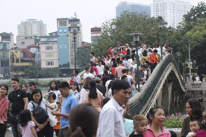 Một nhân viên Công viên Thủ Lệ cho biết: “Công viên Thủ Lệ luôn đông khách mỗi dịp nghỉ lễ. Mỗi ngày có tới hàng vạn lượt khách ghé thăm".