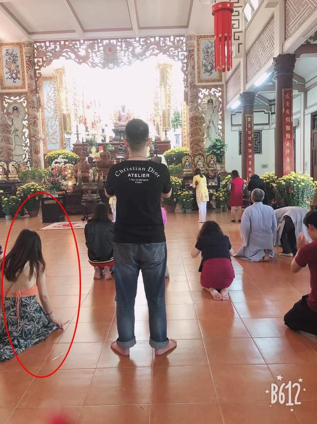 Không ít cô gái cũng xuất hiện trên mạng với hình ảnh không được đẹp vì mặc đồ không phù hợp hoàn cảnh. Ảnh: FB.
