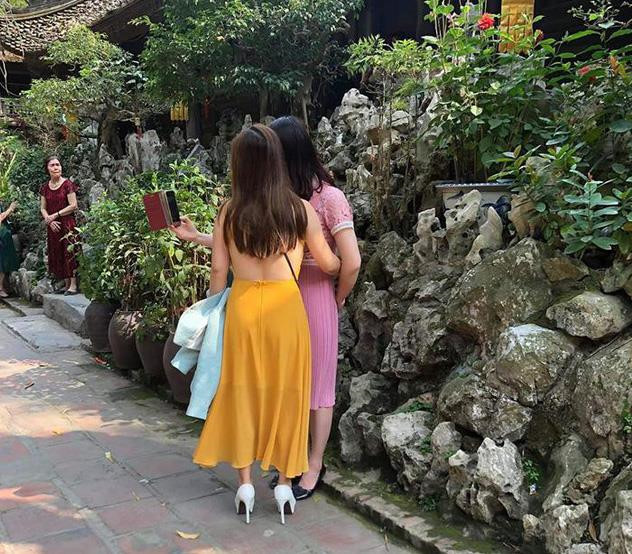 Ngày 12/2, bức ảnh một cô gái đi lễ chùa mặc váy lộ lưng trần cũng xuất hiện trên mạng. Phần lớn mọi người đều cho rằng phong cách ăn mặc của người này không hợp để đi tới nơi tôn nghiêm như đền, chùa. Ảnh: Góc thư giãn.