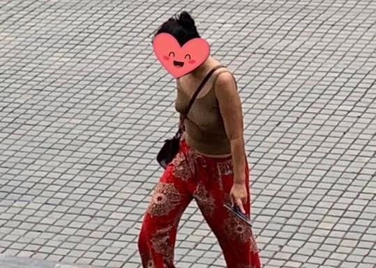 Ngày 13/4, hình ảnh một người phụ nữ ăn mặc hớ hênh xuất hiện ở chùa Bái Đính, Ninh Bình được chia sẻ lên nhiều diễn đàn. Khoảnh khắc ăn mặc phản cảm của cô gái này nhận nhiều ý kiến chỉ trích của dân mạng. Ảnh: Vân Vy.
