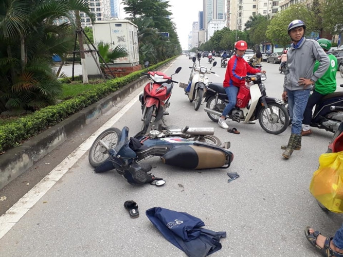Khoảng 12 giờ trưa 4/4, trên đường Tôn Thất Thuyết (Cầu Giấy, Hà Nội) trở về Tòa soạn, anh Chu Văn Lương - phóng viên báo Lao động và Xã hội nghe thấy tiếng tri hô cướp và liền sau đó là 1 thanh niên đuổi theo 2 đối tượng chạy bạt mạng trên xe máy Wave Alpha từ hướng đường Tôn Thất Thuyết (đối diện TAND quận Cầu Giấy) sang đường Phạm Văn Bạch. (Ảnh: NVCC)