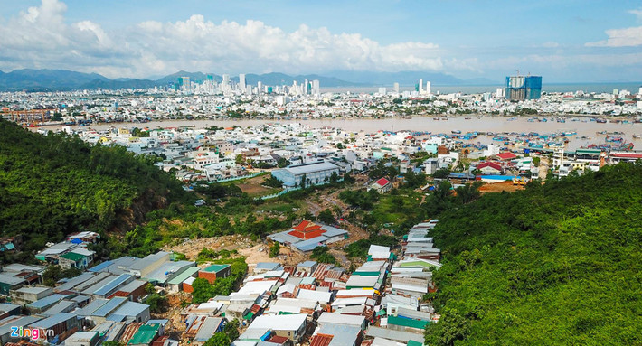 Dãy cao ốc bên bờ biển Nha Trang nhìn từ xã Phước Đồng. Ông Nguyễn Văn Lộc, Chủ tịch Hội Kiến trúc sư Khánh Hòa, cho hay khách sạn, nhà cao tầng xây dựng dày đặc ở phố biển Nha Trang đã bộc lộ nhiều bất cập.
