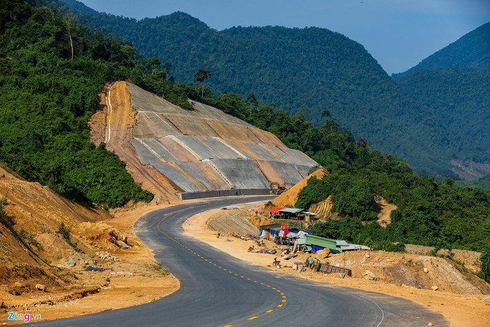 Dự án dự kiến hoàn thành vào tháng 12/2018 nhưng bị chậm tiến độ. Đầu tháng 1/2019, do ảnh hưởng của mùa mưa lũ tình trạng sạt lở nghiêm trọng xảy ra trên khắp toàn tuyến, nhiều hạng mục dang dở.