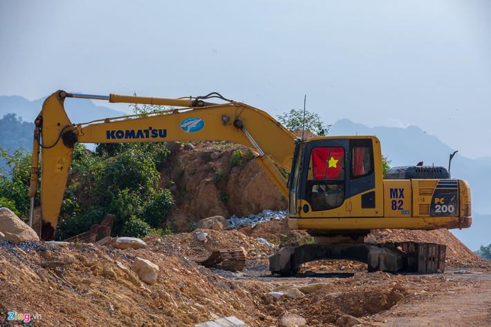 Khâu đền bù giải phóng mặt bằng vướng mắc cũng là một trong những nguyên nhân khiến công trình chậm tiến độ.