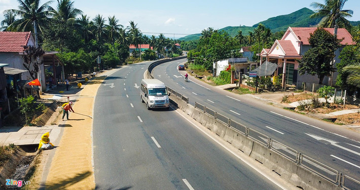 Bà Đinh Thị La (ngụ xã Hoài Đức, huyện Hoài Nhơn), cho hay do vườn nhà phủ kín bóng dừa nên sau khi thu hoạch lúa trên đồng, gia đình chở lúa lên đường quốc lộ phơi.