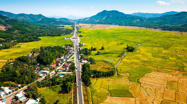 Tuyến quốc lộ 1 đoạn qua xã Hoài Đức, huyện Hoài Nhơn (Bình Định), nơi người dân phơi lúa trên đường 1 gây mất an toàn giao thông.