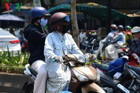 Chị em ra đường trong những ngày này đều như ninja.