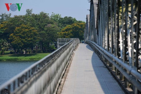 Cầu Trường Tiền không một bóng người đi bộ khác với ngày thường tấp nập du khách ngắm sông Hương.
