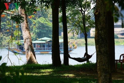 Công viên hai bên bờ sông Hương là nơi tránh nóng hiệu quả nhất trong những ngày nóng nực như hôm nay.