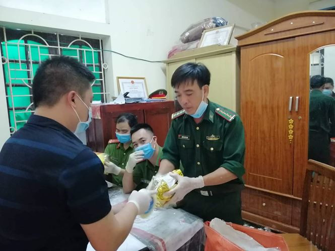 Cơ quan điều tra đưa tang vật về trụ sở để giám định đồng thời xác định trọng lượng.