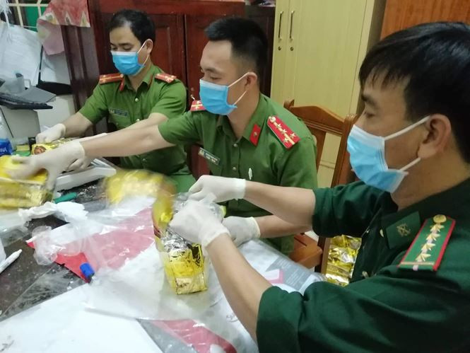 Lực lượng chức năng khám nghiệm tang vật.