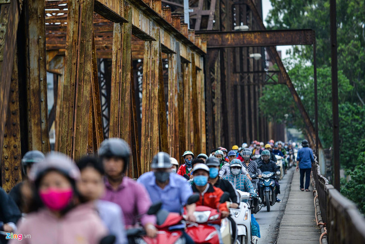 Vào giờ cao điểm, cầu Long Biên (Hà Nội) hơn trăm tuổi luôn có lưu lượng người đi xe máy rất đông.