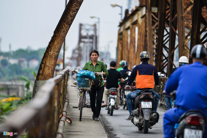Để di chuyển từ điểm bán hàng này sang điểm khác, những người bán hàng thường dắt xe ngược chiều tại lối dành cho người đi bộ. Việc này vừa làm ảnh hưởng trật tự an toàn giao thông, vừa gây mất mỹ quan cho cây cầu lịch sử.