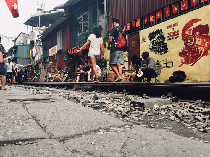 Bàn ghế quán cà phê kê sát đường ray. Lúc đông người, để di chuyển người ta đi bộ ngay trên đường ray tàu hỏa.