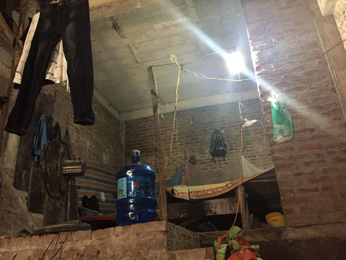 Do cuộc sống tạm bợ, xung quanh ngổn ngang các vật liệu xây dựng, nên nơi đây trở lên nhếch nhác, biến thành khu ổ chuột giữa Hà Nội.