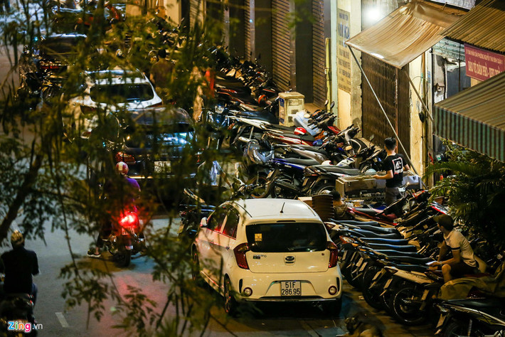 Thậm chí, ôtô, xe máy còn để chật kín trên vỉa hè ở khu vực này, không còn một kẽ hở cho người đi bộ bước qua.