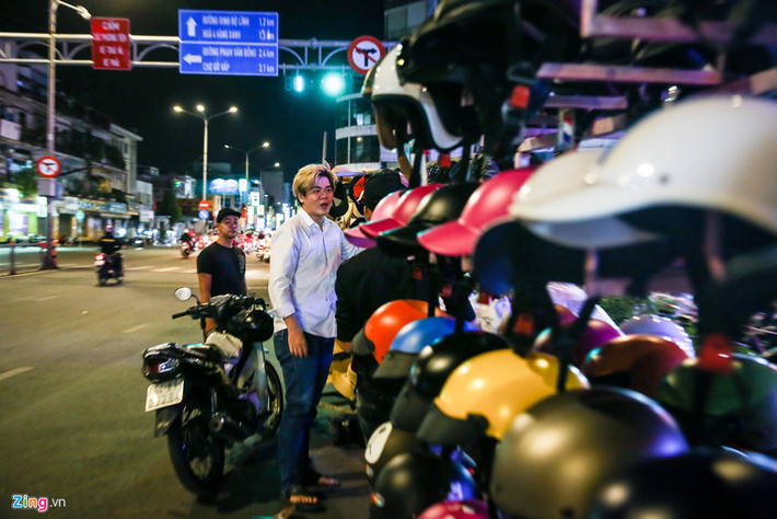 Hàng hoá được bày xuống lòng đường, nên buộc lòng, khách khi muốn mua hàng cũng phải đứng dưới lòng đường để chọn lựa, ngã giá.