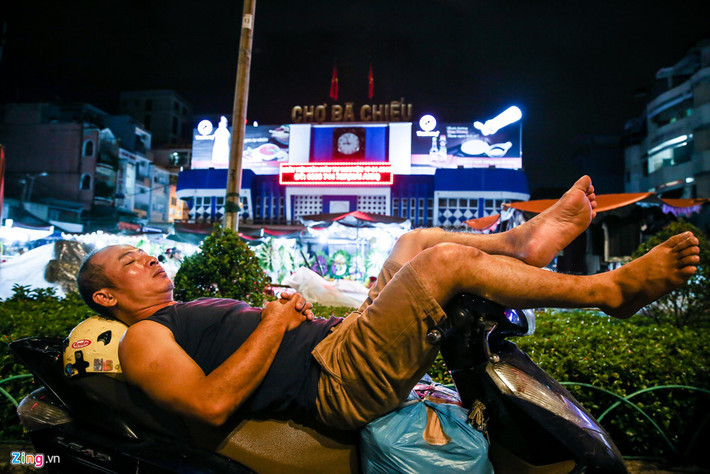 Không chỉ vậy, những người bán hàng tại đây cũng tranh thủ ngủ ngay trên xe máy...