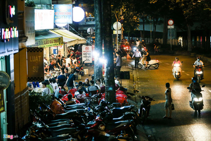 Trong khi đó, đường Hoàng Sa (quận 1), vỉa hè lại bị trưng dụng để các quán nhậu, nhà hàng đặt bàn phục vụ khách.