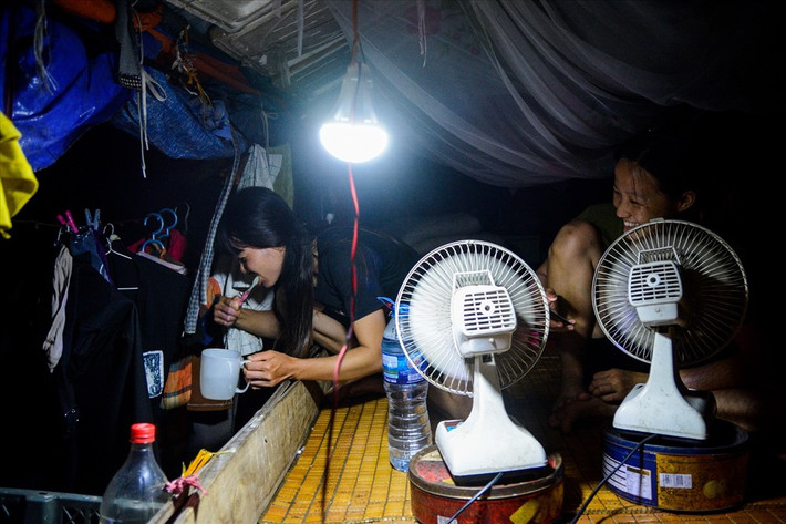 Chỗ ở, và đồ đạc trong sinh hoạt hàng ngày cũng được tinh giản hết sức. Mọi người sống trên thuyền đều là người lao động chân tay giống nhau như bán hàng rong, buôn bán dạo.