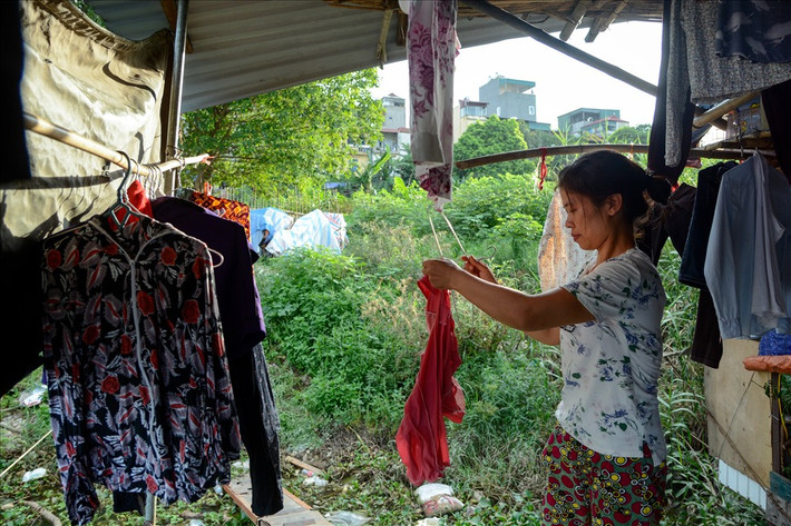 Chỉ cách trung tâm thành phố Hà Nội chỉ vài ki-lô-mét nhưng cuộc sống của những người thuê trọ trên thuyền suốt hơn 20 không hề có ánh đèn điện. Mãi cho tới 3 năm trở lại đây, người trên thuyền mới bảo nhau mua các bình ắc quy để dùng.