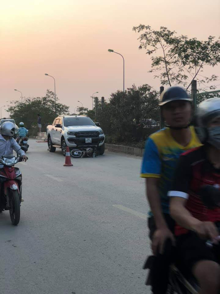 Trước đó, vào chiều 22/4, một xe bán tải va chạm với xe máy trên đại lộ Thăng Long (gần BigC) khiến người điều khiển xe máy tử vong. (Ảnh: FB Trang Sociuu)
