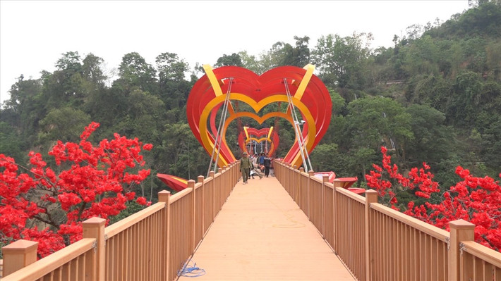 Đây được gọi là chiếc cầu tình yêu, nằm trong khu du lịch Thác Dải Yếm (xã Mường Sang, huyện Mộc Châu, tỉnh Sơn La). Đây là chiếc cầu hứa hẹn trở thành điểm tham quan thú vị, mang lại cảm giác mới mẻ trong những ngày nghỉ lễ sắp tới.
