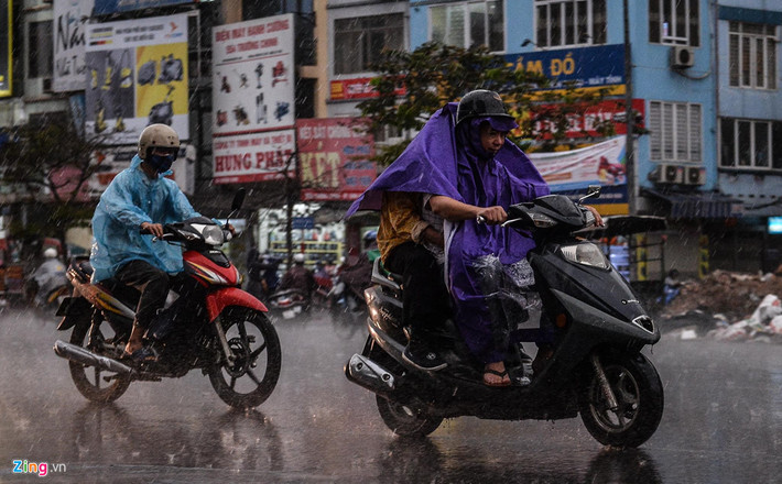 8h30, cơn mưa lớn đột ngột đổ xuống. Đã lâu lắm, Hà Nội mới xuất hiện một trận mưa.