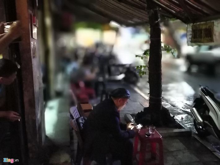 Lúc 8h sáng trên phố Bát Sứ. Ảnh: Hiếu Trần.