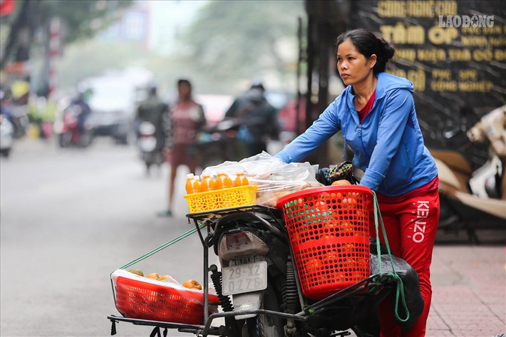 Chỉ một đoạn đường ngắn trên phố An Trạch (Đống Đa, Hà Nội), có khoảng 10 đến 15 của hàng nhỏ bán nước cam nguyên chất, vắt tại chỗ phục vụ nhu cầu chống lại nắng nóng tại Hà Nội của người dân.