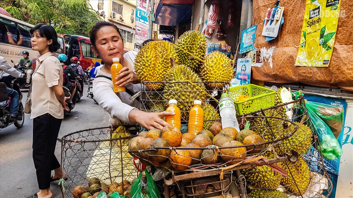 Chị N.M. chia sẻ: “Mỗi ngày tôi bán được từ 150 đến 200 bình nước cam nguyên chất. Thu nhập cao hơn hẳn so với bán cam nguyên quả“.