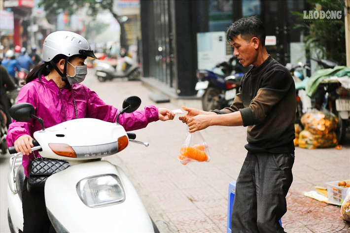 Anh Đỗ Văn Minh, một tiểu thương cho biết: “Tôi bắt đầu bán cam từ sau tết. Lượng bán trung bình tầm gần 200kg/ngày. Thời gian gần đây, thời tiết nóng lên nên tôi chuyển qua bán nước ép. Việc bán nước vắt khiến tôi bán nhanh hơn rất nhiều, tôi phải bán được gấp đôi bình thường. Trước tôi bán mỗi chai này 10.000 đồng vì giá cam rẻ, hiện tôi đang bán 15.000 đồng, cuối mùa nên cam đắt hơn”.