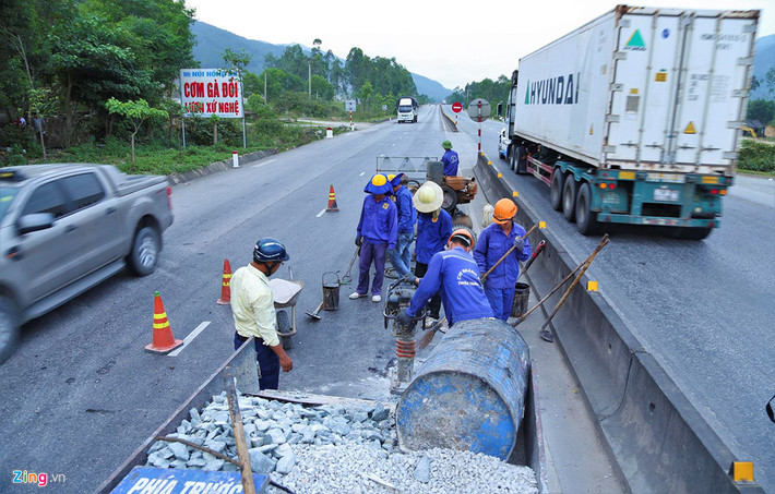 Đơn vị quản lý tuyến tránh từng nhiều lần tiến hành sửa chữa, khắc phục tạm thời bằng biện pháp vá láng mặt đường để chống ngấm nước, ngăn ngừa tình trạng rạn nứt mở rộng.