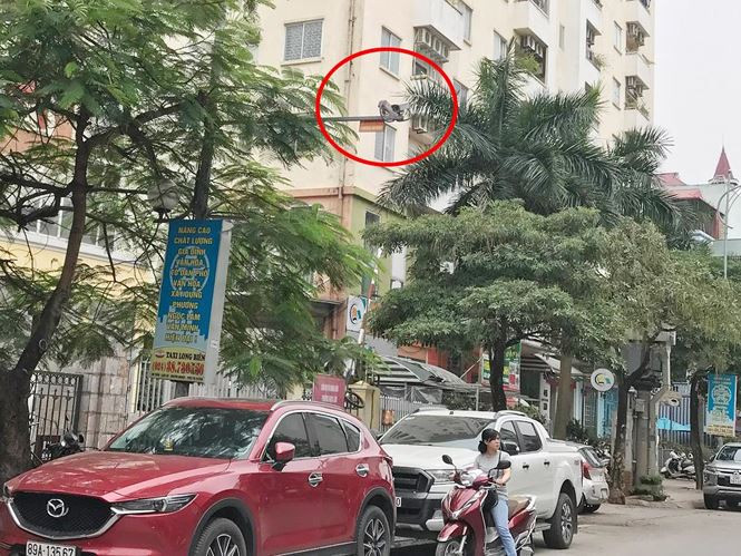 Theo ghi nhận của phóng viên, trên một số tuyến đường chính như Nguyễn Văn Cừ, Nguyễn Sơn, Ngọc Lâm, Cổ Linh, Ngô Gia Tự...(thuộc Quận Long Biên, Hà Nội) dù đã lắp đặt camera an ninh song hằng ngày vẫn xảy ra tình trạng dừng đỗ xe ô tô lấn chiếm vỉa hè, lòng lề đường