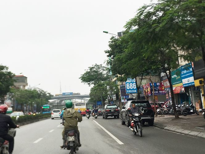 Đến nay, quận đã lắp đặt 226 camera phủ khắp các tuyến đường, khu dân cư trên trên toàn địa bàn 14 phường. Mỗi camera trị giá khoảng 5 triệu đồng, tổng tiền đầu tư tương đương khoảng 1,1 tỷ đồng. Đơn vị thi công lắp đặt hệ thống camera này là Công ty Nhật Cường. Theo tìm hiểu, công ty này là đơn vị trúng thầu toàn bộ gói lắp đặt camera giao thông cho cả thành phố Hà Nội. Với gói thầu của quận Long Biên, thành phố Hà Nội cũng chỉ định để công ty này lắp đặt.