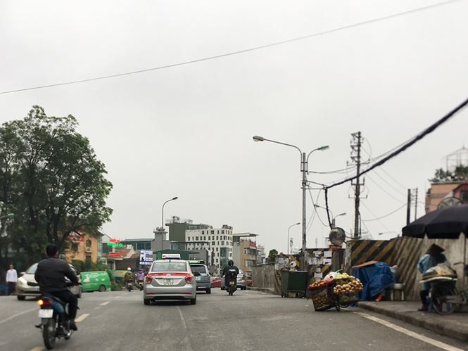 Xử phạt cũng nhiều, song tình trạng vi phạm giao thông, lấn chiếm vỉa hè và lòng lề đường, thậm chí ô tô đi ngược chiều ngay trước camera vẫn tái diễn. Theo anh Hải, một hộ dân ở phường Ngọc Thụy, việc xã hội hóa để lắp đặt camera rất tốt, song khâu quản lý, giám sát và xử phạt vẫn chưa thực sự hiệu quả, nhất là khi thời đại công nghệ 4.0, lực lượng chức năng luôn có sẵn điện thoại thông minh để kết nối với camera giám sát 24/24h.
