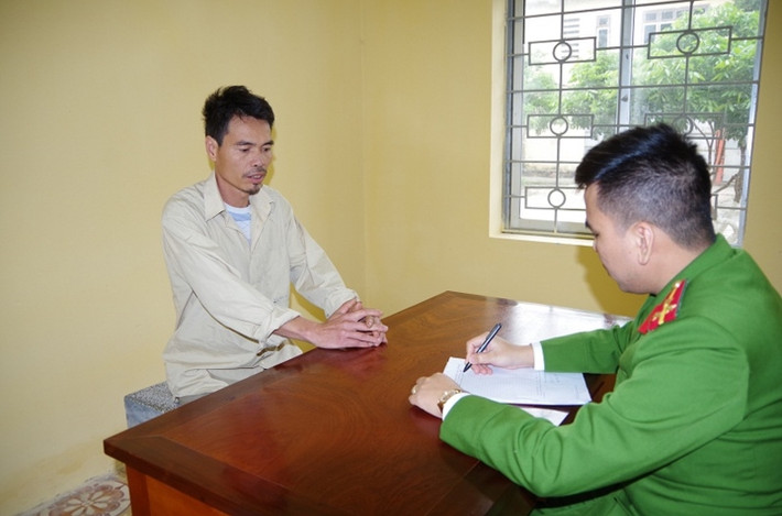 4. Vụ xông vào trụ sở chém trưởng và phó công an xã: Cơ quan Cảnh sát điều tra Công an tỉnh Hưng Yên đã ra quyết định khởi tố vụ án, khởi tố bị can đối với Đỗ Đình Tiến (SN 1971, ở thôn Dương Hòa, xã Minh Đức, huyện Mỹ Hào) về tội "Giết người". Tiến là kẻ đã xông vào trụ sở Công an xã Minh Đức (nằm trong trụ sở UBND xã Minh Đức, huyện Mỹ Hào, Hưng Yên) chém ông Nguyễn Phụng Huy (SN 1961, trưởng Công an xã Minh Đức) và ông Vũ Đồng Hiệu (SN 1962, phó trưởng Công an xã)./.