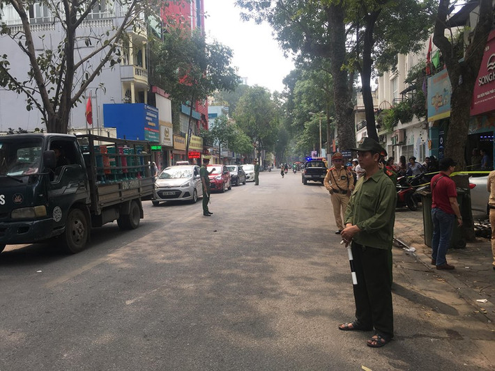 Hậu quả vụ tai nạn nữ xế lái xe đâm thẳng cửa hàng hoa quả làm hư hỏng một số tài sản trong cửa hàng.