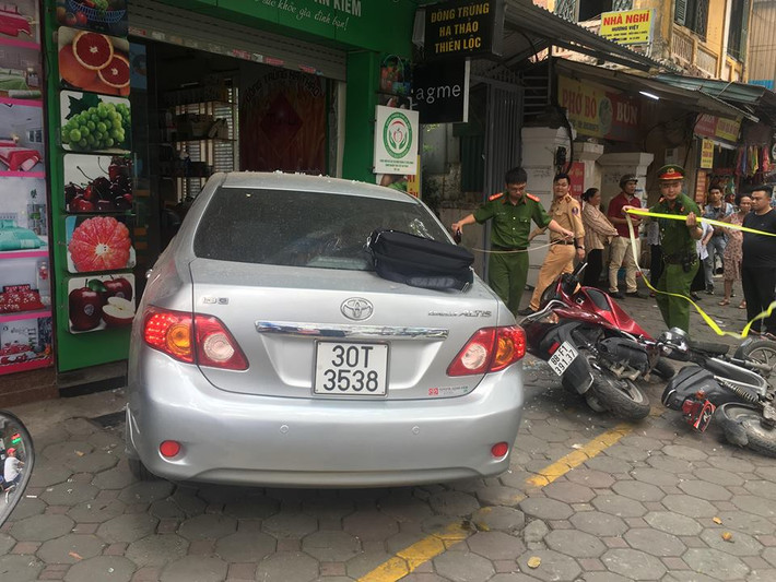 Sau khi xảy ra sự việc, người phụ nữ điều khiển xe gây tai nạn rời khỏi hiện trường.