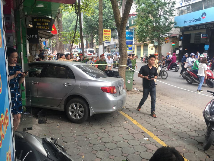 Thời điểm xảy ra vụ việc bên trong cửa hàng hoa quả có một số nhân viên và khách hàng, nhưng may mắn không làm ai bị thương.