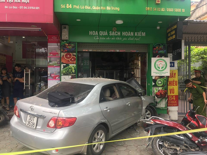 Thời điểm trên, chiếc xe do người phụ nữ lái bất ngờ tăng tốc nhanh lao qua đường Lò Đúc và đâm trúng hàng loạt xe máy đang để trên vỉa hè số nhà 84 Lò Đúc. Sau đó, nữ xế lái xe đâm thẳng cửa hàng hoa quả thì chiếc xe mới dừng lại.