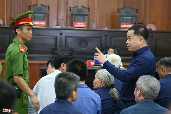 Khi một cán bộ công an tỏ ý ngăn cản Vũ gặp luật sư thì Vũ đứng dậy, chỉ trỏ, lớn tiếng, cho rằng không có luật nào cấm điều đó. Phòng xử án nhốn nháo.