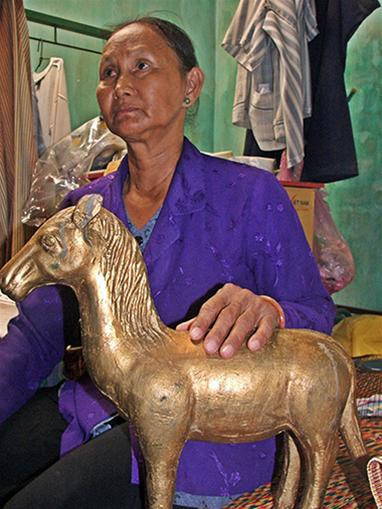 Đầu năm 2000, bà Nguyễn Thị Bảy đã dọn ra một vạt đất hoang ở Phú Long, Bình Thuận cất nhà ở sau khi ly hôn chồng. Một buổi chiều, bà ra sau nhà kiếm rễ cây lạc tiên nấu nước thì kéo được một nải chuối vàng dưới đất.