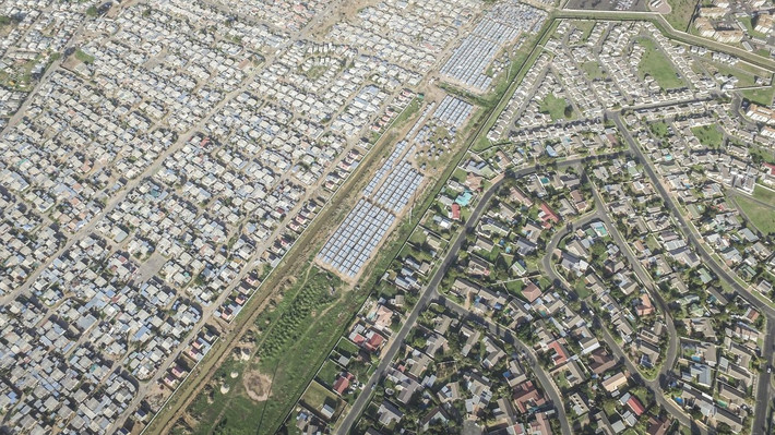 Thực tế thì chủ nghĩa Apartheid (tình trạng phân biệt chủng tộc )ở Nam Phi đã loại bỏ từ lâu nhưng vấn nạn phân biệt chủng tộc vẫn chưa bao giờ tắt. Người ta vẫn có sự kỳ thị giữa da đen và da trắng.