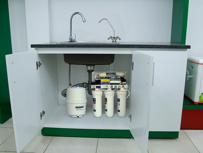 Bên cạnh việc chọn máy lọc nước dựa vào chất lượng nước vốn có của gia đình mình, việc chọn máy theo mẫu mã, nguồn gốc cũng quan trọng không kém. Nhất là đối với những căn hộ có diện tích nhỏ cần tiết kiệm không gian. Ngoài ra, hình dáng của máy lọc cũng phải phù hợp với cách bố trí nội thất trong phòng nhằm tăng tính thẩm mỹ và phong thủy. Ảnh minh họa.