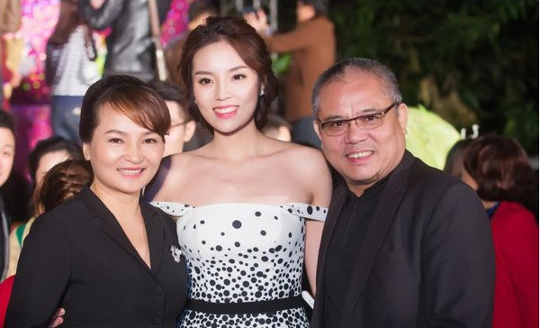 Mẹ cô là chuyên gia trang điểm, còn bố cô là thợ chụp ảnh chính của studio gia đình.