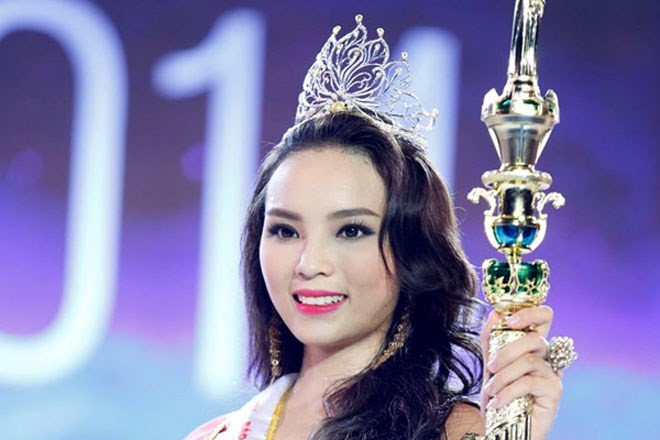 Hoa hậu Nguyễn Cao Kỳ Duyên nổi tiếng ngay từ khi học cấp 3 vì vẻ xinh đẹp và là con gái út của 1 gia đình khá giả ở thành phố Nam Định. Ngôi nhà 3 tầng của tân Hoa hậu khá rộng rãi, nằm ở vị trí đắc địa trên đường Lê Hồng Phong, đây là ảnh viện áo cưới của gia đình.