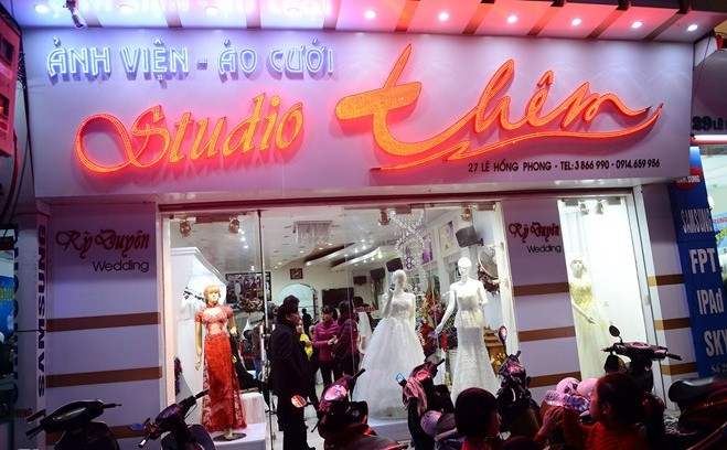 Ngoài cơ ngơi ở Nam Định, gia đình Kỳ Duyên còn sở hữu 2 căn nhà khang trang tại Hà Nội. Hiện tại Kỳ Duyên đang sống cùng anh trai trong một căn nhà tại Hàng Bột còn căn nhà ở Lê Duẩn thì gia đình cho thuê.
