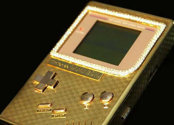 Máy chơi game mini. Có những bậc cha mẹ chi hàng trăm đô la cho món đồ chơi nổi tiếng hiệu Nintendo này. Nó được làm từ vàng 18k, thiết kế bởi nhà chế tác đồ trang sức của London năm 2006. Nút bấm được gắn kim cương và toàn bộ máy đều bọc vàng. Tất nhiên, giá không hề rẻ 30.000USD.